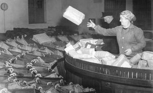 우체국에서 소포를 분류하는 작업자들