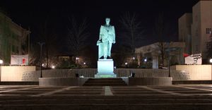 빌켄트 대학교 설립자 이산 도우라마지의 동상이 메인 캠퍼스 광장에 있다.