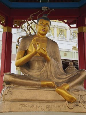 나가르주나의 현대 조각상, "반야경"의 수호자라고 하는 뱀 정령인 나가의 보호를 받음