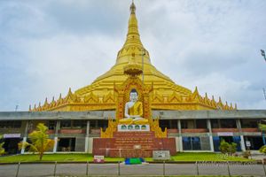 글로벌 위파사나 파고다, 마하라슈트라, 인도. S.N. 고엔카는 2000년에 구조물을 세웠고 파고다는 2009년에 문을 열었다. 정기적인 명상 강좌가 이 단지에서 열린다.