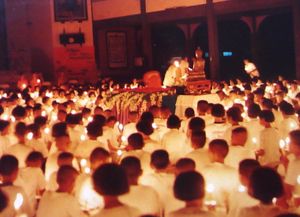 태국 웃타라딧에서 석가탄신일에 열린 사찰 주변 촛불 의식