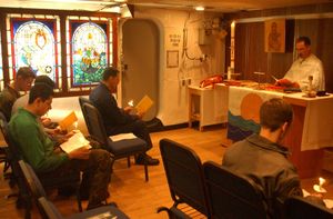 항공모함 해리 S. 트루먼 함내에서, 부활절 성찬 예식을 집전하는 정교회 군종 사제와 승무원들 (2004년 4월 11일)