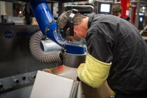 푸어스 공장에서 코로나19 백신을 운송하는 동안 화이자 직원이 드라이아이스를 상자에 넣고 있다.