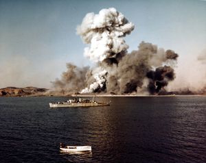 미국 해군과 미국 육군 폭발물 팀이 1950년 12월 24일 흥남에서 시설과 버려진 유엔 물품을 파괴하는 모습. 1950년 한국 전쟁 중 흥남에서 유엔군 철수 마지막 날이었다. 미국 해군 고속 수송함이 전경에 있다.