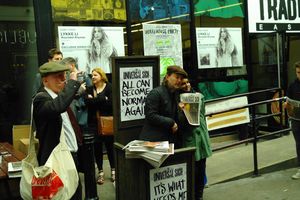 스탠리 돈우드(왼쪽)와 톰 요크 (2011년, The King of Limbs 홍보)