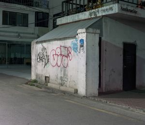 개인 암호를 그려넣은 그라피티