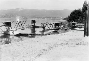 Ad Astra Aero S.A.의 비행정이 취리히호른 수상 비행장에 있고, 배경은 위틀리베르크 (c. 1920)