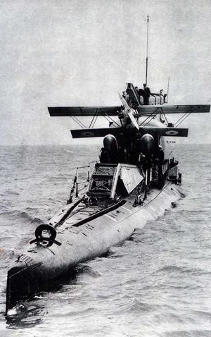 영국 해군의 퍼널 페토 수상기와 M2 잠수함