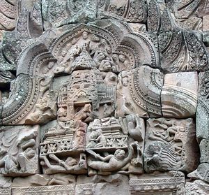 하늘을 나는 사원인 푸쉬파카 비마나의 조각상.