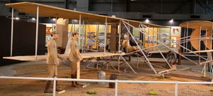 1909년 라이트 군용기 플라이어 Model B (복제품)가 국립 미국 공군 박물관에 전시된 모습