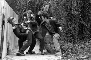 1984년의 밴드. 왼쪽부터: 플리, 앤서니 키디스, 잭 셔먼, 클리프 마르티네즈.