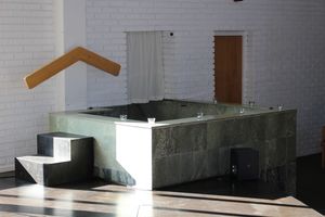 침례가 있는 스웨덴 베스테로스의 오순절 교회, 2018년