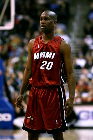 게리 페이튼 (1996년 수상)은 PG로서 사상 최초의 수상자