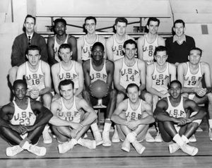1955년 NCAA 선수권을 우승한 샌프란시스코 돈스와 함께(2번째 줄 중앙이 주장을 맡은 러셀)