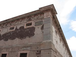 반란군이 안전한 피난처라고 생각하고 들어간 모든 스페인인을 알혼디가 데 그라나디타스의 구석에서 학살한 구아나후아토의 알혼디가 데 그라나디타스의 모습. 처형 후, 이달고의 머리는 한 구석에 걸려 있었다.