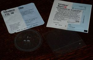 샘플 경피 패치. 왼쪽에 '저장소' 유형, 오른쪽에 '단일층 약물 접착제' 버전이 있다. 둘 다 동일한 방출 속도로 동일한 활성 성분을 포함한다.