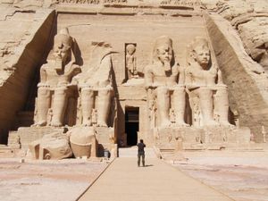 아부 심벨 대신전 정면