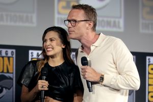 2019년 샌디에이코 코믹콘에서 《완다비전》을 홍보하는 엘리자베스 올슨과 폴 베터니. 이들은 MCU 영화에서 맡은 역할로 복귀한다.