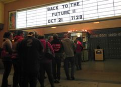 백 투 더 퓨처 PART2 상영회에 줄을 선 사람들