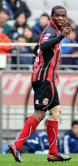 아디우송 도스 산토스는 FC 서울에서 8시즌 동안 305경기에 출전하여 5번째로 많은 출전 기록을 가지고 있다.