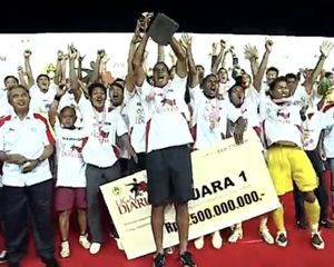 스리위자야 선수들이 2007–08 리가 인도네시아 프리미어 디비전 우승 후 첫 번째 챔피언십을 축하하고 있다.