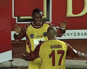 자 라한과 키스 "카얌바" 검스가 2008년 스리위자야에서 골을 축하하고 있다.