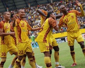 스리위자야 선수들이 2011–12 인도네시아 슈퍼 리그에서 골을 축하하고 있다.