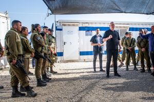 2021년 5월, 방벽 수호 작전 중 공중 방어 포대를 방문하는 간츠