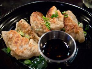 파와 소스를 곁들인 튀긴 만두