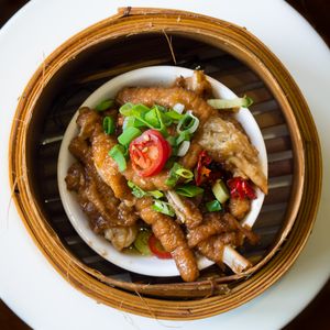 네덜란드의 딤섬 레스토랑에서 제공되는 닭발