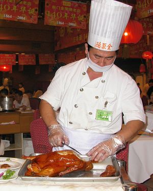 취안쥐더 요리사가 베이징 카오야를 썰고 있다.