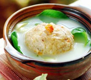 사자머리는 중국 동부의 전통적인 고기 경단 수프이다.