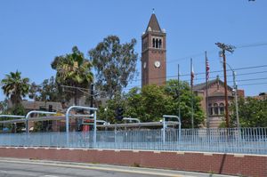 배경의 엑스포 공원/USC역과 머드 홀(Mudd Hall)