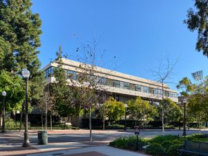 와트 홀에는 USC 건축대학과 로스키 예술 디자인 대학이 있다.