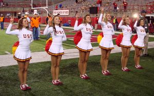 서던캘리포니아 대학교 트로잔스 풋볼 경기 승리를 축하하는 송 걸스