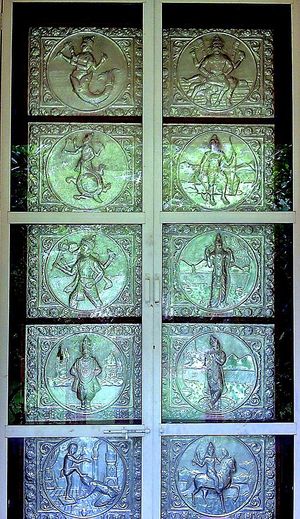 고아의 스리 발라지 사원에서 비토바와 함께 다샤바타르를 묘사한 사원 문. 왼쪽 위에서 아래로: 마츠야, 쿠르마, 바라하, 비토바, 바마나. 오른쪽 위에서 아래로: 나라심하, 파라슈라마, 라마, 크리슈나, 칼키. 이 조각에서 비토바는 붓다를 대체한다.