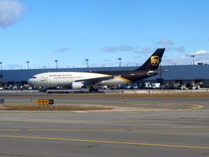 UPS 에어버스 A300이 2015년 공항의 VISTA 화물 시설에서 화물을 하역하고 있다.