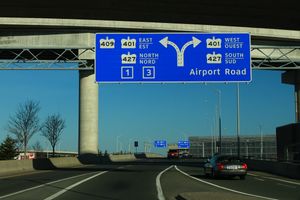 공항을 빠져나가는 도로는 여러 개의 400번 고속도로로 연결되며, 스파게티 정션을 이룬다.