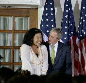 조지 W. 부시(George W. Bush) 미국 대통령이 가나 주재 미국 대사 관저에서 부시 대통령과 로라 부시 여사를 환영하는 자리에서 미국 국가를 부른 스파크스를 축하하고 있다.