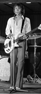 1968년 네덜란드 텔레비전 Twien에서 베이스를 연주하는 기브