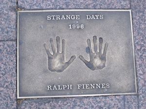 1996년 런던 레스터 스퀘어에 있는 파인스의 핸드프린트