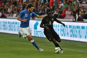 2015년 6월 친선 경기에서 이탈리아의 안드레아 라노키아를 마크하는 에데르