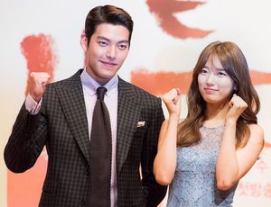 2016년 7월 4일 제작 발표회에서 주연 배우 김우빈(왼쪽)과 배수지(오른쪽)