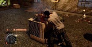 셴이 적을 상대로 환경 처치를 수행한다. 체력 미터, 미니맵 및 상태 버프가 헤드업 디스플레이에 표시된다.