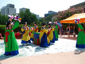 성공하면 머리에 꽃을 꽂아준다