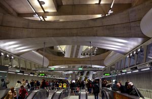 4호선(녹색 노선), 무인 운전 지하철 노선으로, 실시간 PIDS 시스템이 갖춰져 있으며, 3호선(파란색 노선)으로 환승할 수 있는 켈빈 광장역에 위치