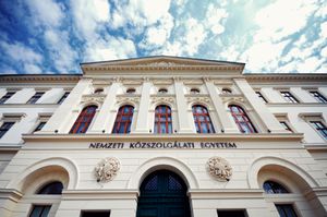 국립 공공 서비스 대학교의 본관