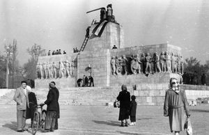 부다페스트에서 파괴된 스탈린 동상 위에 헝가리 국기를 꽂은 반공주의자와 민족주의자들