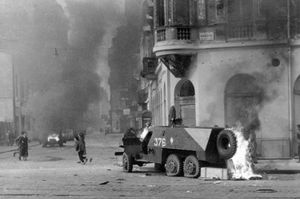소련제 BTR-152 장갑차는 1956년 11월 부다페스트 거리에서 불타고 있다.