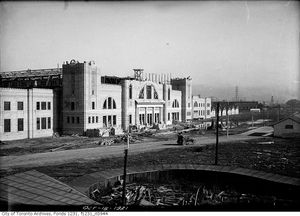 1921년 10월 경기장 건설. 이 건물은 나중에 1921년 12월에 개장했다.